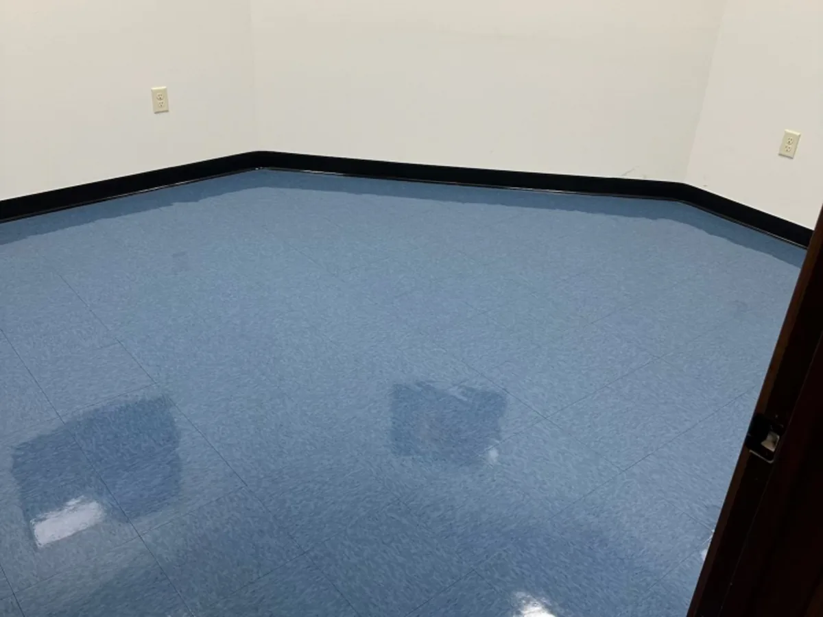 Glossy blue VCT floor in an empty office room